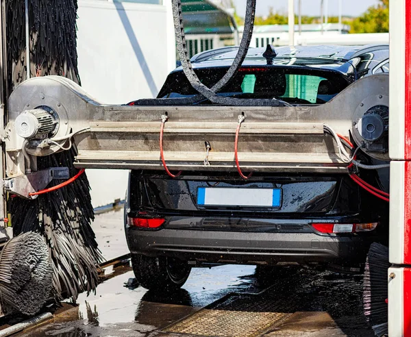 Svart Bil Biltvätt Roterande Rött Och Svart Borste Detalj Fordonets — Stockfoto