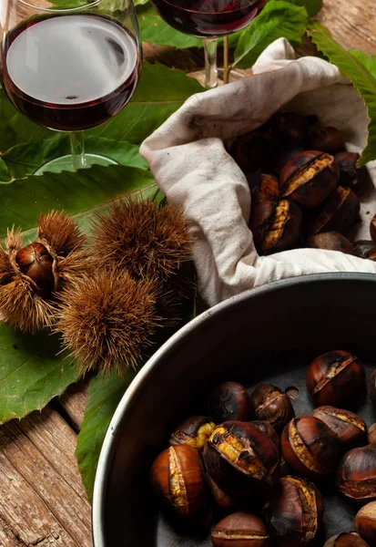 Châtaignes Rôties Dans Une Poêle Fer Sur Une Table Bois — Photo