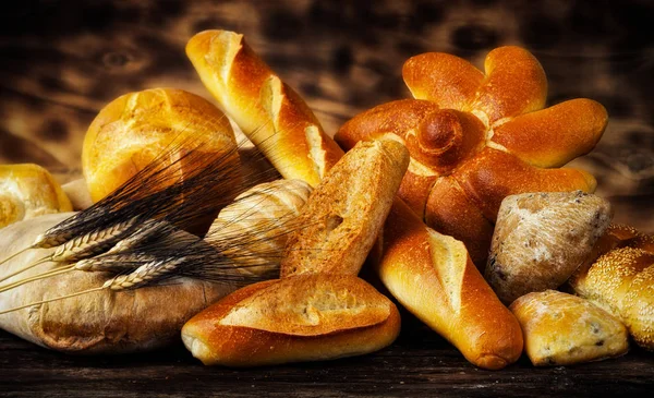 Brotvielfalt Auf Rustikalem Hintergrund — Stockfoto