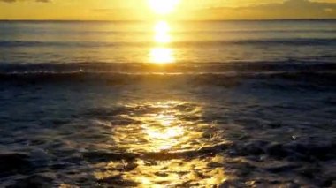 Bir yaz günü günbatımı ışıklı dalgalar deniz.