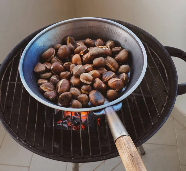 Roasted Chestnuts Iron Pan Cooked Grill — Stock Photo, Image