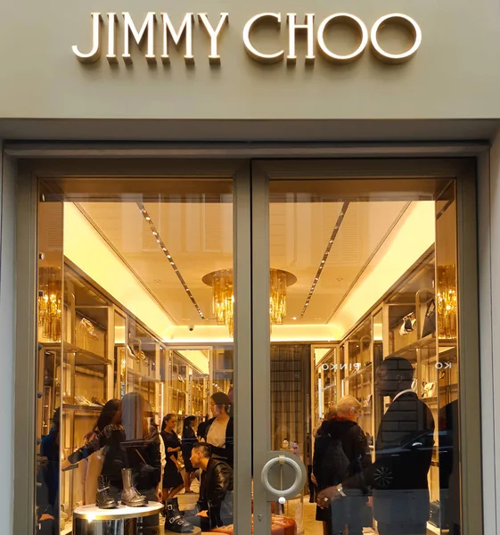 フィレンツェ イタリア 2018 有名なブランド ジミー Choo はフィレンツェに店をオープンしました それが際立っている感魅力の象徴的な高級ファッションブランドです — ストック写真