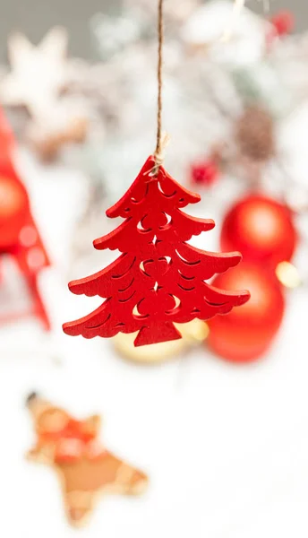 Rote Hölzerne Weihnachtsbäumchen Auf Verschwommenem Hintergrund Mit Weihnachtlichen Objekten — Stockfoto