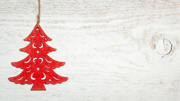 红色木圣诞树苗在白色木头背景 具有文本空间的分散对象 — 图库照片