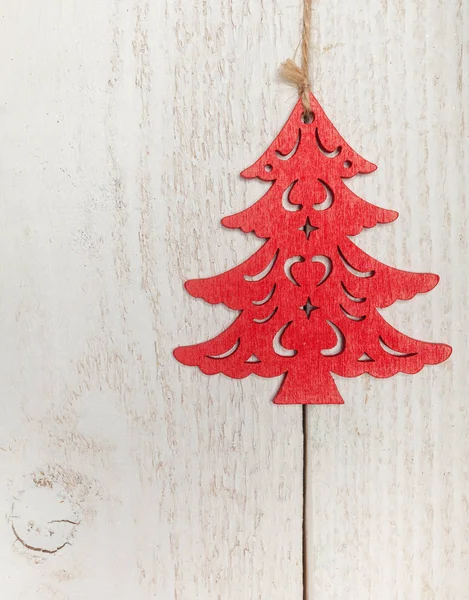 Rote Weihnachtsbäumchen Aus Holz Auf Weißem Holzhintergrund Dezentralisiertes Objekt Mit — Stockfoto