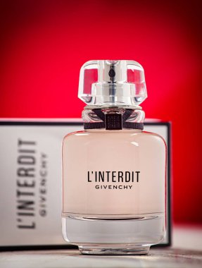 Empoli, İtalya - 12 Aralık 2018: L'interdit, Givenchy tarafından yeni parfüm. O 1957 Hubert de Givenchy, kurucusu ve İngiliz aktris Audrey Hepburn arasındaki toplantıda kökenli.