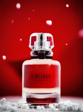 Empoli, İtalya - 12 Aralık 2018: L'interdit, Givenchy tarafından yeni parfüm. O 1957 Hubert de Givenchy, kurucusu ve İngiliz aktris Audrey Hepburn arasındaki toplantıda kökenli.