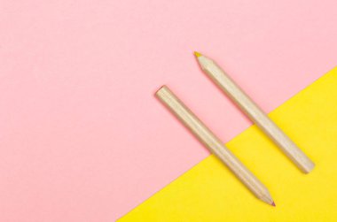 Sarı ve pembe arka plan üzerinde renkli kalemler. Düz yatıyordu fotoğraf