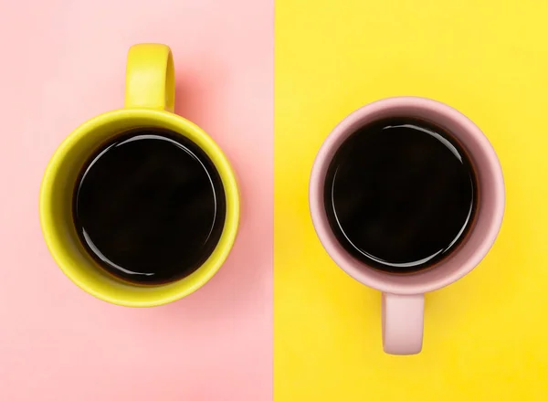 Plat Lag Bovenaanzicht Van Een Twee Koffie Kopjes Met Roze — Stockfoto
