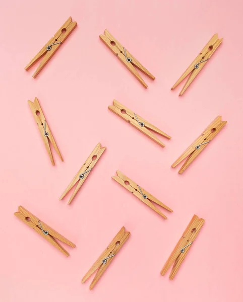 Wooden Clothes Pins Pink Background — Stock Photo, Image