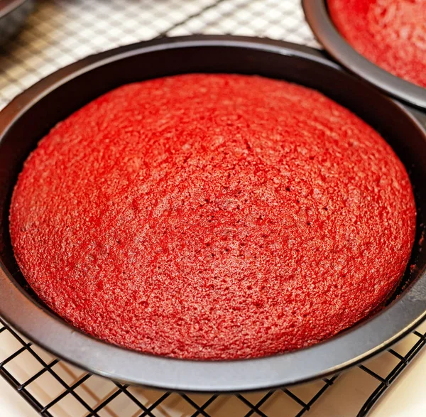 红色天鹅绒蛋糕准备用海绵蛋糕 — 图库照片