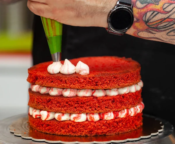 红色天鹅绒蛋糕准备 它是由牛奶或醋成分 激活与小苏打 使其超级蓬松或天鹅绒 — 图库照片