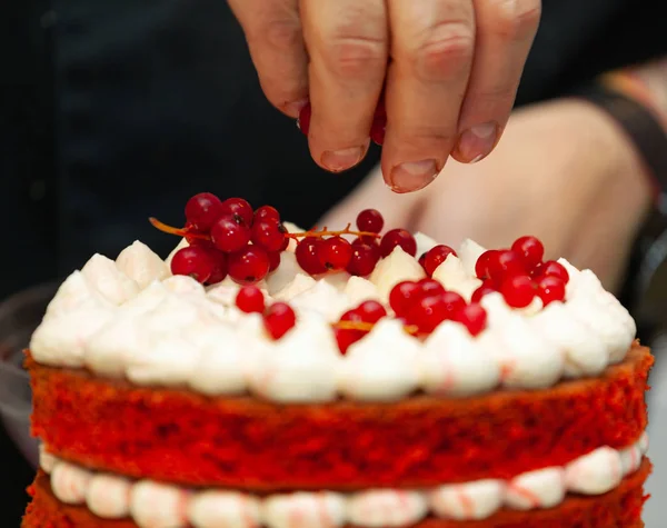 红色天鹅绒蛋糕准备 它是由牛奶或醋成分 激活与小苏打 使其超级蓬松或天鹅绒 — 图库照片