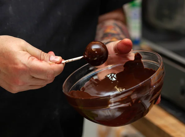 Vorbereitung Von Cake Pops Bonbons Schwarzer Schokoladenglasur Auf Einem Stock — Stockfoto