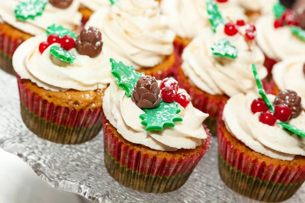 ジンジャーブレッド カップケーキやクリスマスの装飾が付いているマフィン — ストック写真