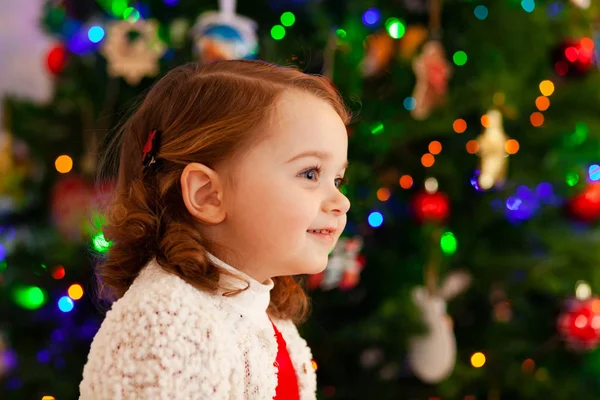 Retrato Uma Linda Criança Com Vestido Vermelho Perto Árvore Natal — Fotografia de Stock