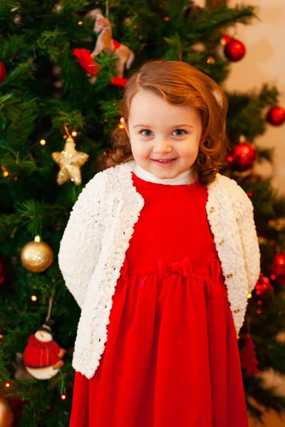 Porträtt Ett Vackert Litet Barn Med Röd Klänning Nära Julgran — Stockfoto