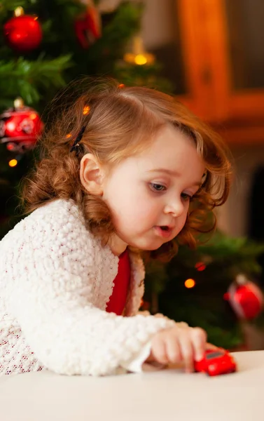 Krásné Malé Dítě Hraje Malé Červené Autíčko — Stock fotografie
