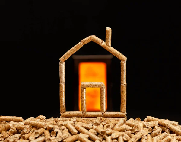 Miniatuur Huis Gemaakt Met Houtpellets Verwarming Concept Met Verbrandingskamer Achtergrond — Stockfoto