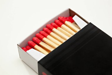 Beyaz bir arka plan üzerinde maçlar açık karton kibrit kutusu dolu