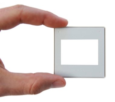 Fotoğraf çerçevesi için slayt üzerinde el izole beyaz arka plan.