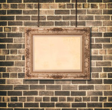 Beyaz zemin üzerine altın resim çerçevesi. Vintage barok tarzı nesne.