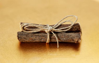 Paket meyankökü Glycyrrhiza glabra altın masada kökleri.