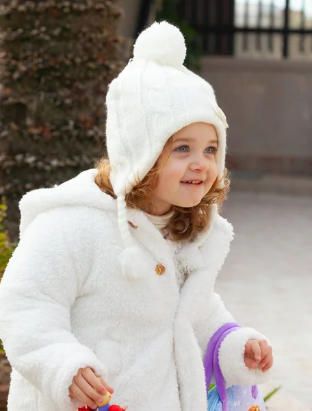 Csinos Lány Sapka Gyapjú Fehér Szőrzet Téli Kertben — Stock Fotó