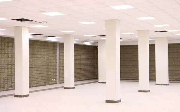 Sala Vazia Construção Com Pilares Concreto Armado Para Apoiar Estrutura — Fotografia de Stock
