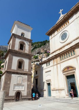 Positano, İtalya - 01 Temmuz 2013: Santa Maria Assunta kilise ve çan kulesi Positano İtalya.