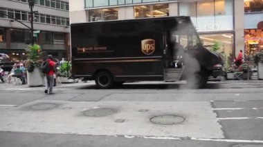 New York City, Amerika Birleşik Devletleri - 07 Temmuz 2015: Manhattan Ups kamyonu. Parsel hizmetleri dünyanın en büyük sevkiyat ve lojistik şirketi united.