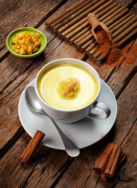 Mısır Atole, Mısır, süt ve tarçın ile içecek.