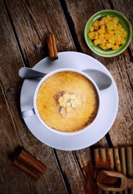 Mısır Atole, Mısır, süt ve tarçın ile içecek.