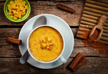 Mısır Atole, Mısır, süt ve tarçın ile içecek.