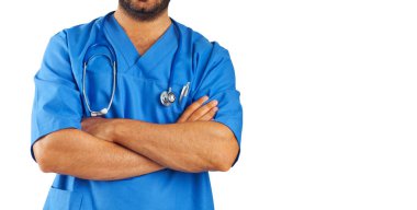 Beyaz arka plan üzerinde stetoskop ile genç sağlık görevlisi.