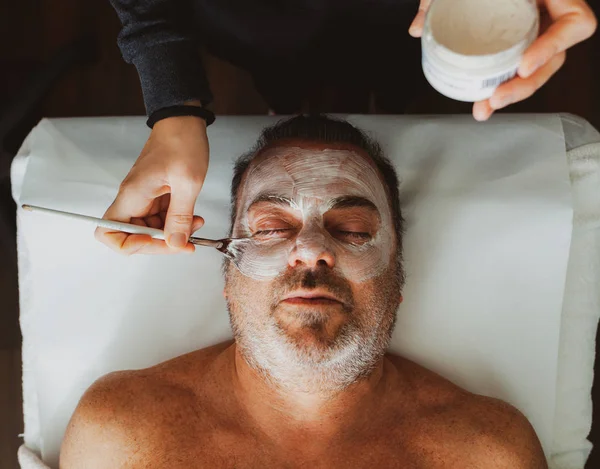 Homme Âge Moyen Dans Salon Beauté Avec Masque Facial — Photo