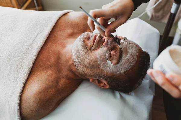 Homme Âge Moyen Dans Salon Beauté Avec Masque Facial — Photo