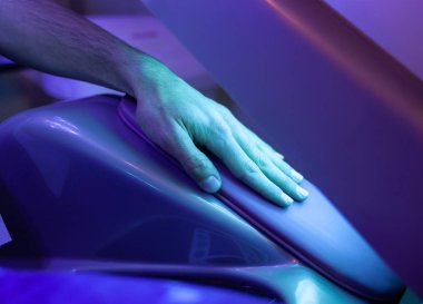 Bronzlaşma bir güzellik salonda, el ayrıntı için lamba.