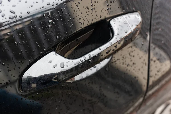 Czarny Błyszczący Samochód Zbliżenie Zdjęcie Klamki Drzwi Kierowcy Kroplami Deszczu — Zdjęcie stockowe