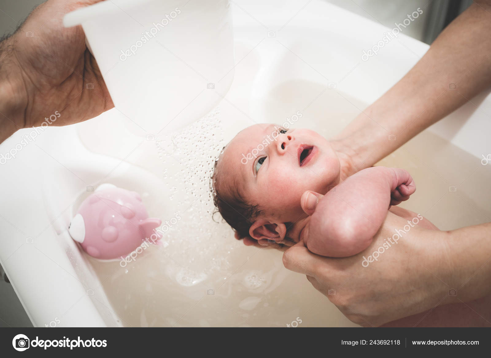 Primer Baño Bebé Recién Nacido Mamá Lava Bebé Con Esponja