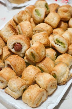 Battaniye ile değişik tatlar, domuz eti, ıspanak ve jambon.