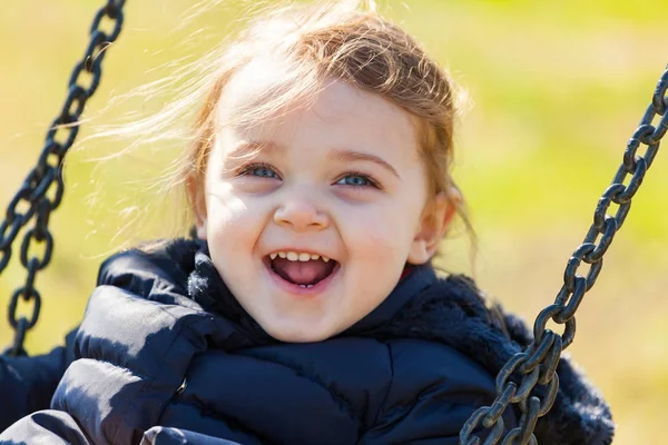 公園でブランコに乗って楽しんで美しい幼児の女の子 — ストック写真