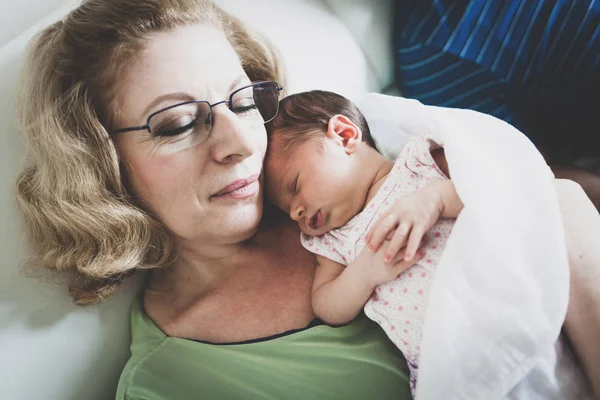 家で祖母の腕の中の美しい新生児の女の子 — ストック写真