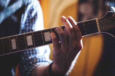 Klasik gitar çalmak elinde kapatın. Seçici odak.