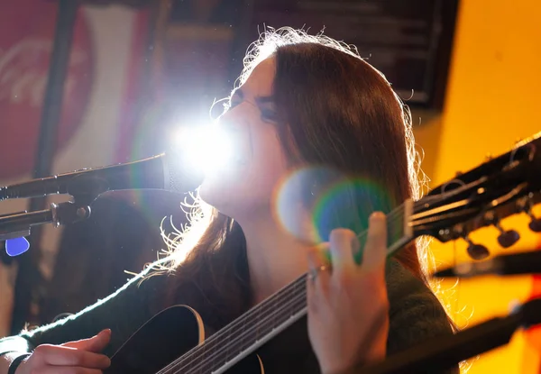 Portret Van Een Jonge Gitarist Tijdens Een Muziekuitvoering — Stockfoto