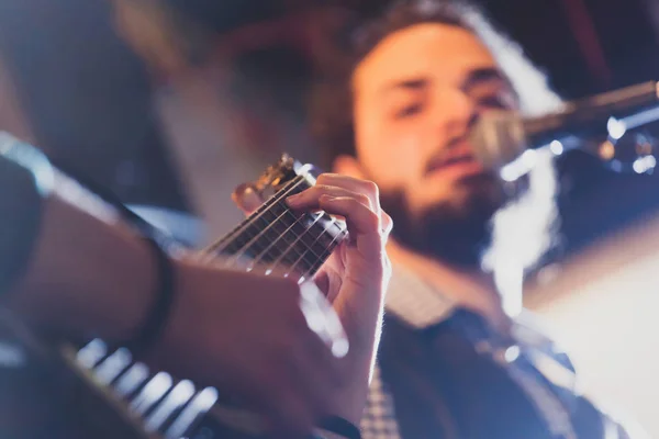 Klasik Gitar Çalmak Elinde Kapatın Seçici Odak — Stok fotoğraf