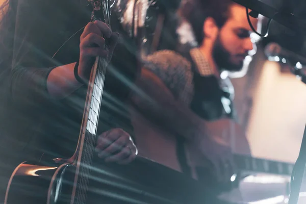 Retrato Joven Guitarrista Durante Una Actuación Musical — Foto de Stock