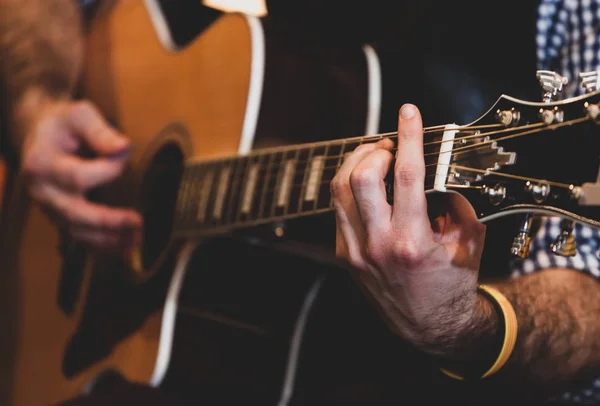 Klasik Gitar Çalmak Elinde Kapatın Seçici Odak — Stok fotoğraf