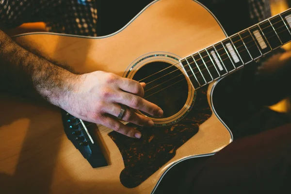 Klasik Gitar Çalmak Elinde Kapatın Seçici Odak — Stok fotoğraf