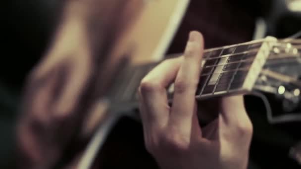 Guitarrista Toca Guitarra Durante Uma Performance Vivo — Vídeo de Stock